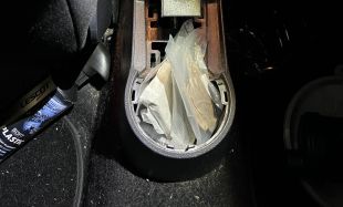 Troben 150 grams de haixis en el canvi de marxes d'un vehicle a la Jonquera