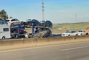 Una topada entre un camió i un cotxe ha deixat un ferit i tallat l'AP-7 a Sant Julià de Ramis