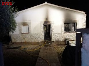 Cremen completament el menjador i la cuina d'una casa a Riells i Viabrea