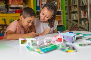 L'Associació de Comerciants d'Olot repartirà 5.000 ulleres solidàries de 'Realitat Millorada'