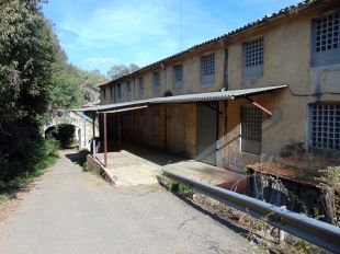 Entra a robar en una fàbrica abandonada de les Planes i cau pel forat d'un ascensor