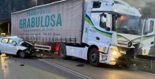 Mor una conductora en una topada entre un camió i un cotxe a la C-63 a la Vall d'en Bas
