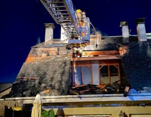 Crema la xemeneia i part de la teulada d'una casa a Bolvir de Cerdanya