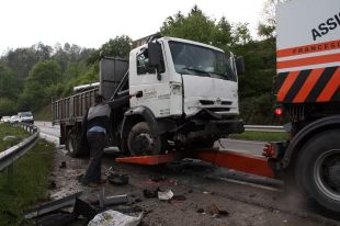 Dos morts en un xoc frontal entre un cotxe i un camió a Ripoll