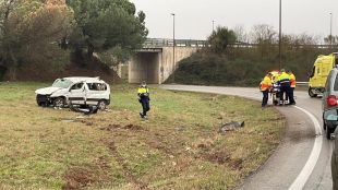 Ferit el conductor d'una furgoneta en una sortida de via a la C-66 a Girona