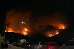 40 dotacions dels Bombers treballen en un gran incendi forestal a Roses