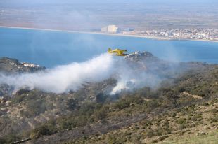 Els Bombers confien que podran estabilitzar avui l'incendi forestal de Roses, que afecta 500 hectàrees