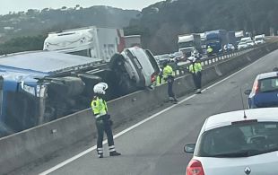 Un xoc entre tres camions i un cotxe a l'AP-7 deixa dos ferits a Fogars de la Selva