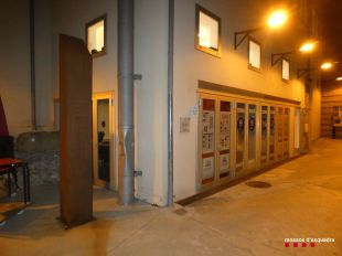 Detenen un home per set robatoris amb força en comerços del Gironès
