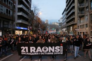 Mig miler de persones es manifesten a Girona pels encausats del tall de vies del TAV el 2018