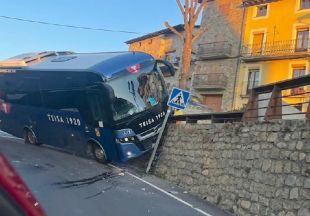 Topa contra un mur un autobús sense passatgers a Llanars