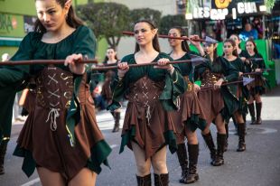 Centenars de persones tornen als carrers de Roses i Palamós en els dos primers grans carnavals