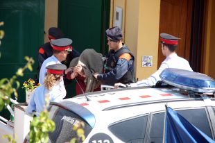 Imputen assassinat i dos delictes més al detingut per matar la dona a Bescanó