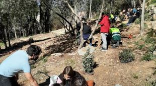 Girona recupera la vegetació de l’escola Montjuïc amb la col·laboració dels alumnes