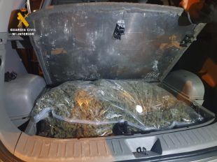 La Guàrdia Civil comissa 10 quilos de marihuana amagada dins un cotxe a la Jonquera