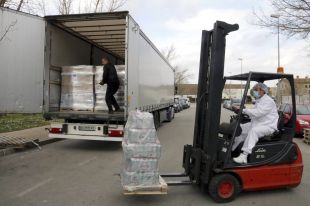 Surten de Girona cap a Ucraïna tràilers carregats de medicaments, productes d'higiene i menjar