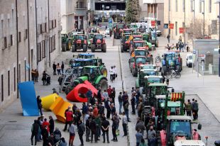 La pagesia diu ''prou'': Una setantena de tractors es mobilitzen al centre de Girona