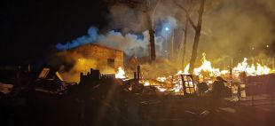 Crema un centre d'antiguitats a l'entrada de Palafrugell
