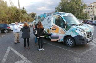 Calonge envia una furgoneta plena d'aliments i medicaments a Medika i la retornarà amb sis refugiats
