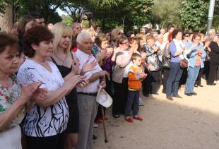 Un centenar de persones fan un minut de silenci a Bescanó en record de la dona assassinada