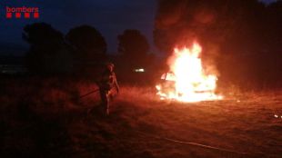 Crema un cotxe abandonat en un marge de la GI-504  a Agullana