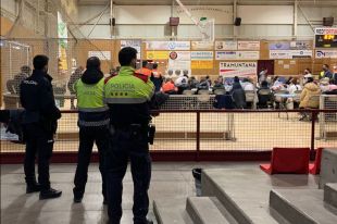 Un mosso de la Jonquera repara un autocar avariat que portava refugiats ucraïnesos