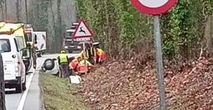 Un ferit lleu en una sortida de via a la GI-553 a Sant Feliu de Buixalleu
