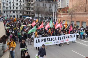 Unes 2.000 persones es manifesten a Girona en defensa del català a l'escola
