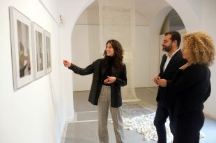 Anna III reflexiona sobre la identitat revestint amb tèxtil objectes trobats en una exposició a La Mercè
