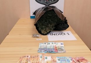 Una espectacular persecució a Girona acaba amb tres detinguts i 2,8 kg de marihuana comissats