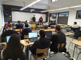 Alumnes dels Cendrassos de Figueres col·laboren amb el Projecte comunitari d’alfabetització digital TIC-TAC