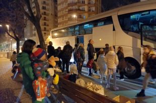 Un grup de voluntaris de Sant Narcís porta 30 refugiats ucraïnesos de Cracòvia a Girona en autobús