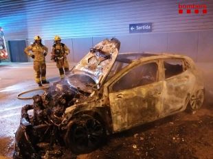 Crema totalment un vehicle de matinada a Sant Pere Pescador