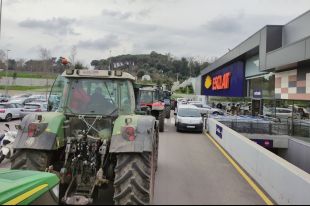 Els pagesos es manifesten per denunciar ''l'abús de les distribuïdores'' a l'hora de fixar preus
