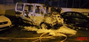 Un furgoneta calcinada i dos turismes afectats en un incendi a Figueres