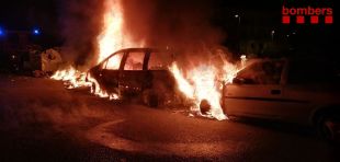 Nou incendi de matinada a Figueres amb tres cotxes i dos contenidors afectats