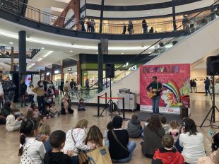 Desenes de nens assisteixen al concert de Landry a l'Espai Gironès