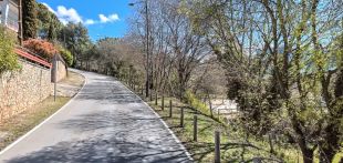 Dos nois ferits, un d'ells greu, en caure amb la moto per un marge de tres metres d'alçada a Girona
