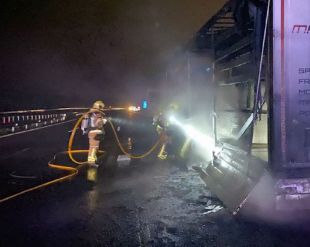 Crema un camió carregat de pladur a l'AP-7 a Darnius