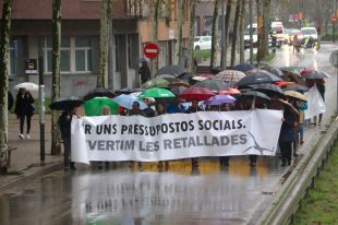 Els docents es manifesten a Girona sota la pluja per revertir les retallades