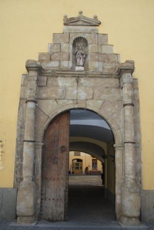 Un tècnic restaurarà la portalada renaixentista de l'Hospital d'Olot durant tres mesos 