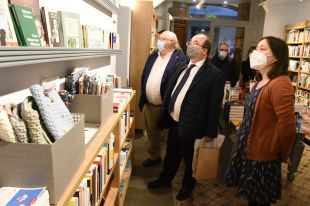 Iceta visita les set llibreries que conformen Calonge com a ''poble de llibres''