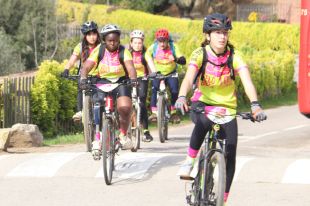L'institut de Santa Coloma de Farners acull estudiants de Menorca per mostrar-los la Selva en bici