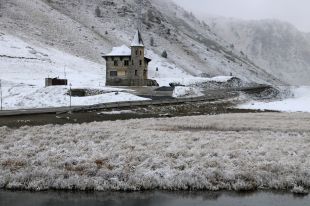 El vent tanca l'N-260 a Portbou i afecta la línia R3 del tren