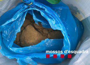 Detingut un home per dur 5 quilos de haixix amagats al cotxe a Sils