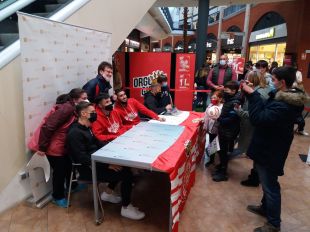 Una cua d'aficionats del Girona FC aconsegueixen autògrafs de quatre jugadors a l'Espai Gironès