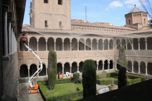 Una gran xarxa protegirà dels coloms el claustre de Santa Maria de Ripoll
