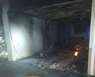 Un incendi crema sis motocicletes dins el garatge d'un edifici a Pals