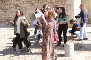 Les peticions d'un professor a una alumna de la UdG: pintar-li el cos, anar al Puigmal o al Liceu