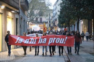 Unes 200 persones protesten a Girona per l'alça de preus i carreguen contra els polítics